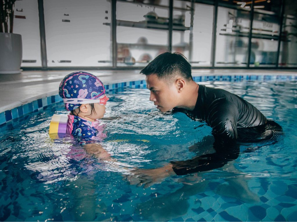 trẻ tập bơi