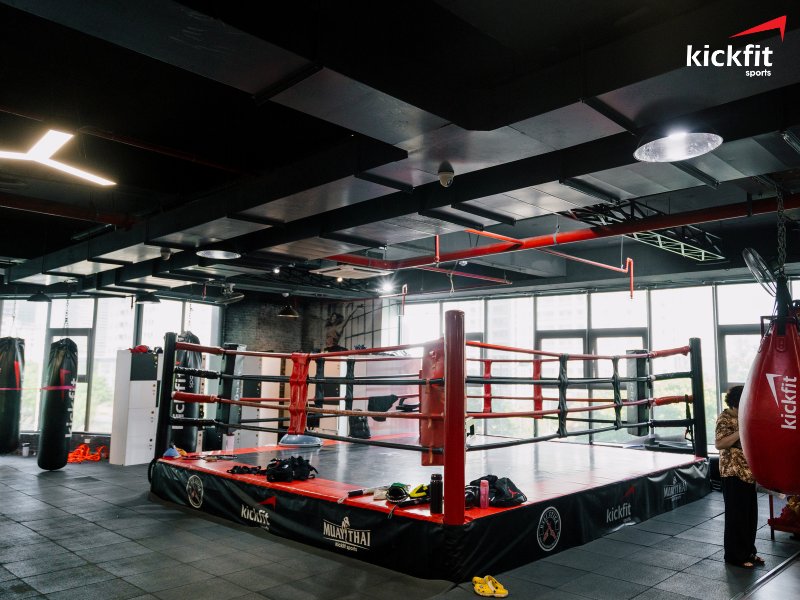 Phòng tập MMA Mạc Thái Tổ sử dụng tông màu chủ yếu là đỏ, đen, trắng mang lại cảm giác Châu Âu cao cấp