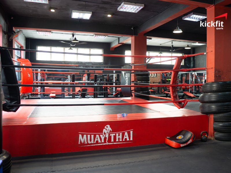 Đài đấu trong nhà tại phòng tập MMA Trần Duy Hưng