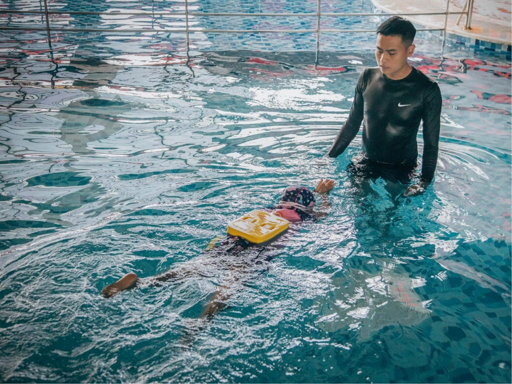 dụng cụ tập bơi cho trẻ