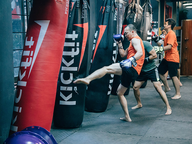 bai-tap-muay-thai-voi-bao-cat-nay-duoc-su-dung-de-huan-luyen-dong-thoi-ca-tan-cong-va-phong-thu