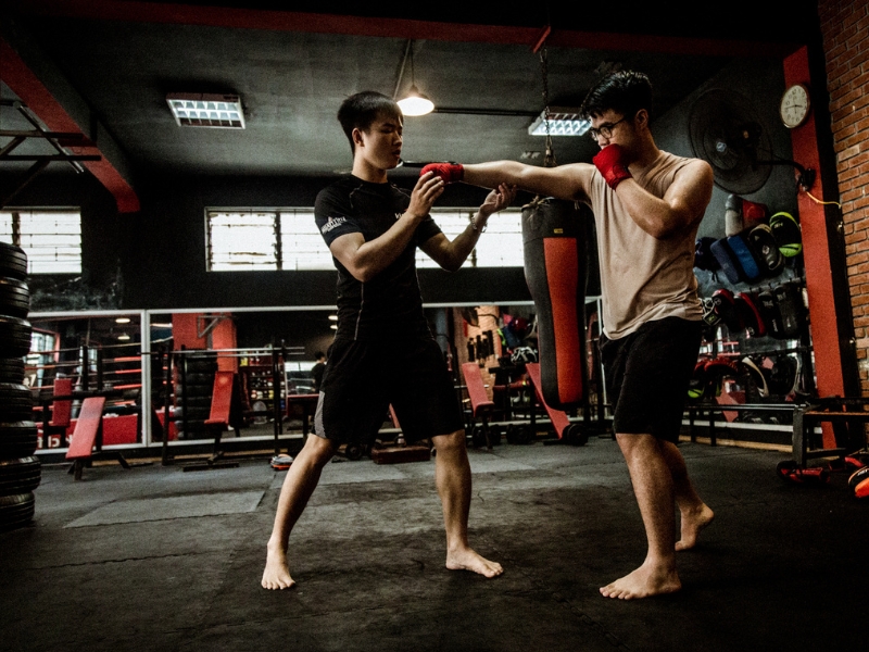 HLV-Kickfit-Sports-dang-huong-dan-hoc-vien-ky-thuat-dam-co-ban-trong-don-Muay-Thai