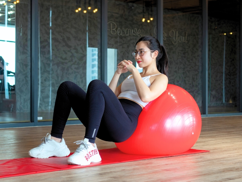 Tập Yoga với bóng giúp cải thiện sức khỏe cột sống 