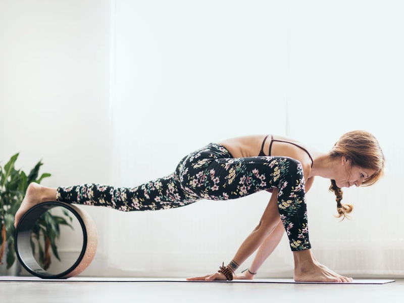 Tập Yoga với vòng trong tư thế Lunge thấp