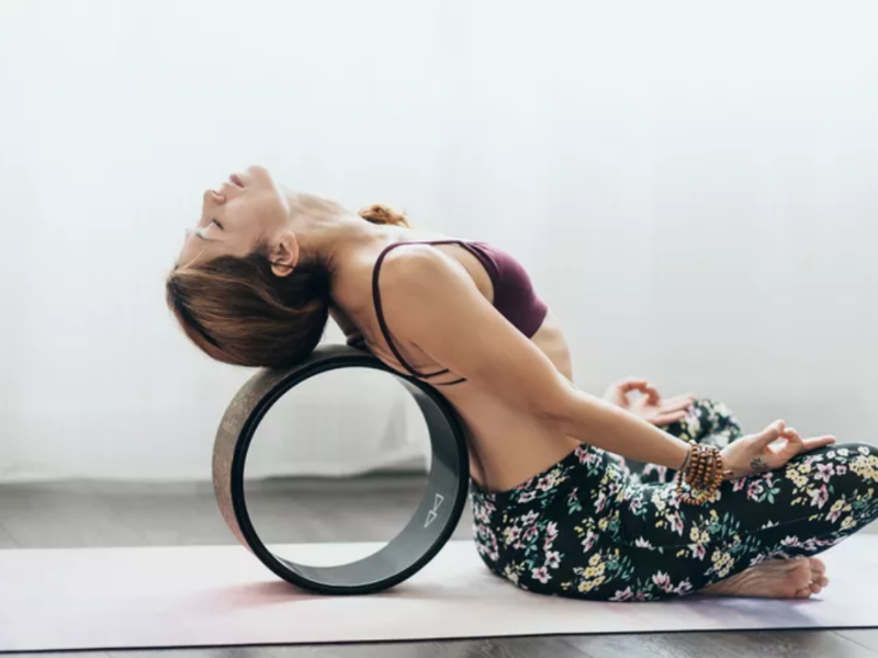 Tập Yoga với vòng trong tư thế ngả lưng