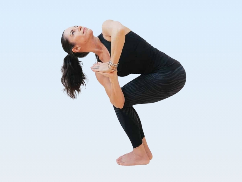 Yoga giảm cân cùng tư thế ghế vặn xoắn