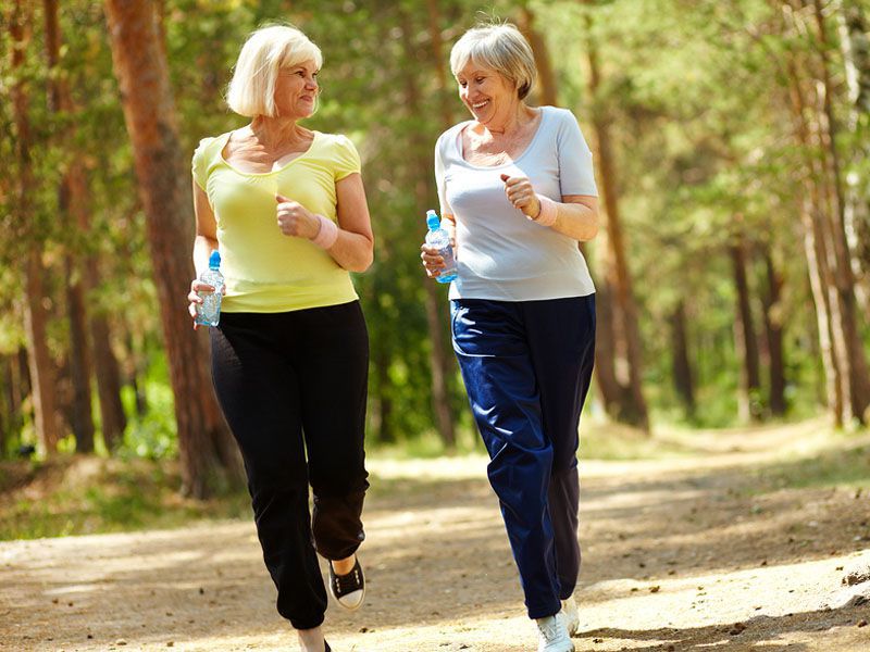 Người lớn tuổi cần chạy bộ với một cường độ vừa phải