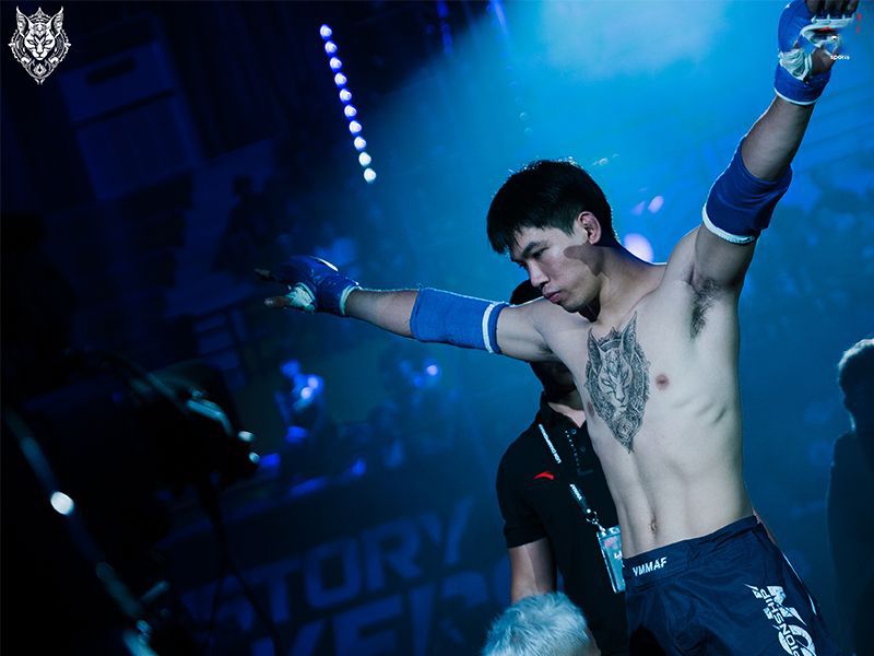 thanh-chuong-doi-dau-voi-dan-anh-lon-hon-10-tuoi-tai-lc11