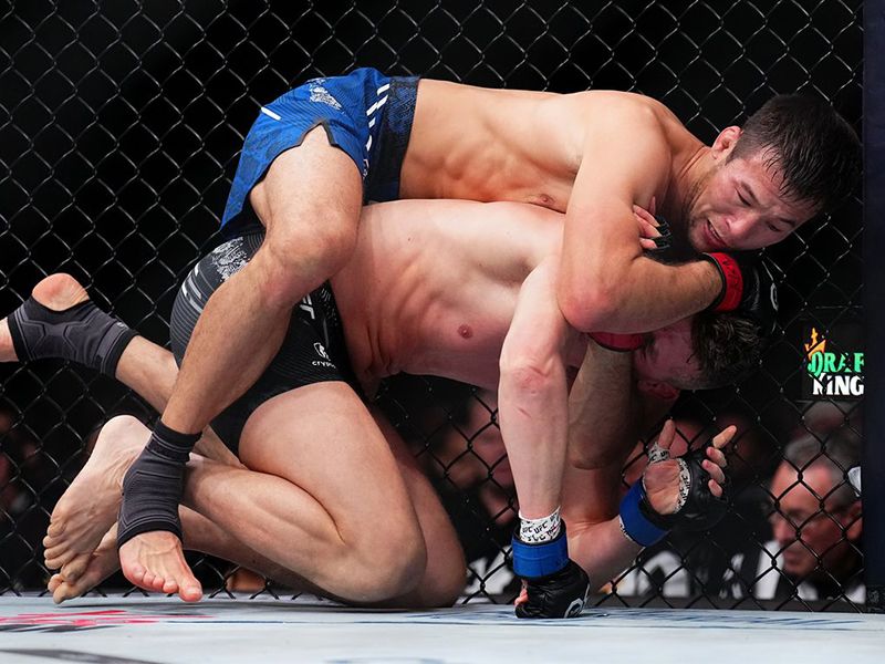 Shavkat Rakhmonov dù gặp chấn thương vẫn giành chiến thắng submission tại UFC 296