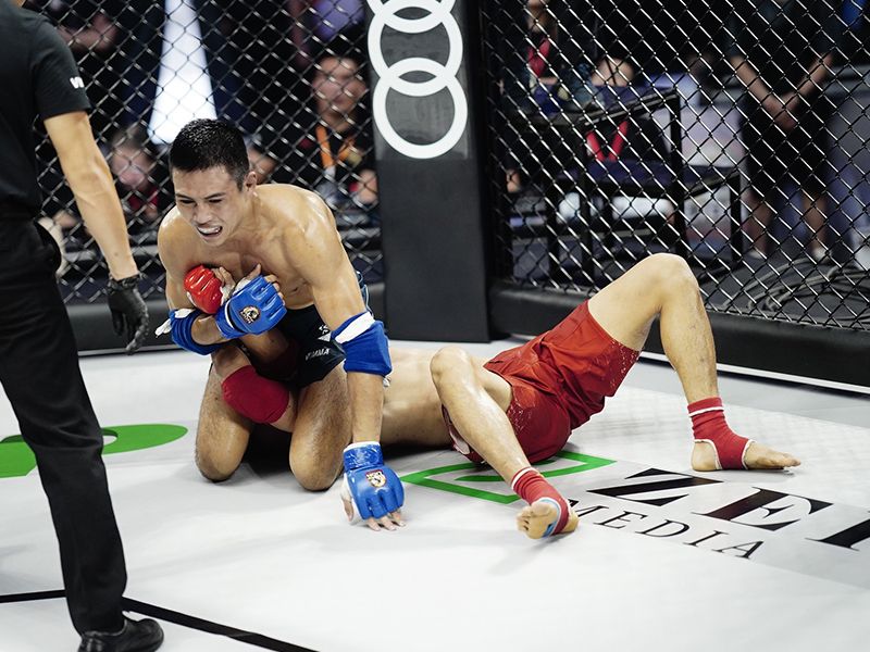 Thanh Ngân kết thúc đối thủ bằng một đòn khóa tay