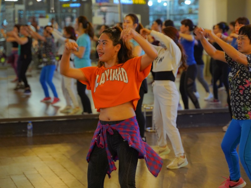 Học viên đang tập nhảy Zumba tại câu lạc bộ Metro Hà Đông