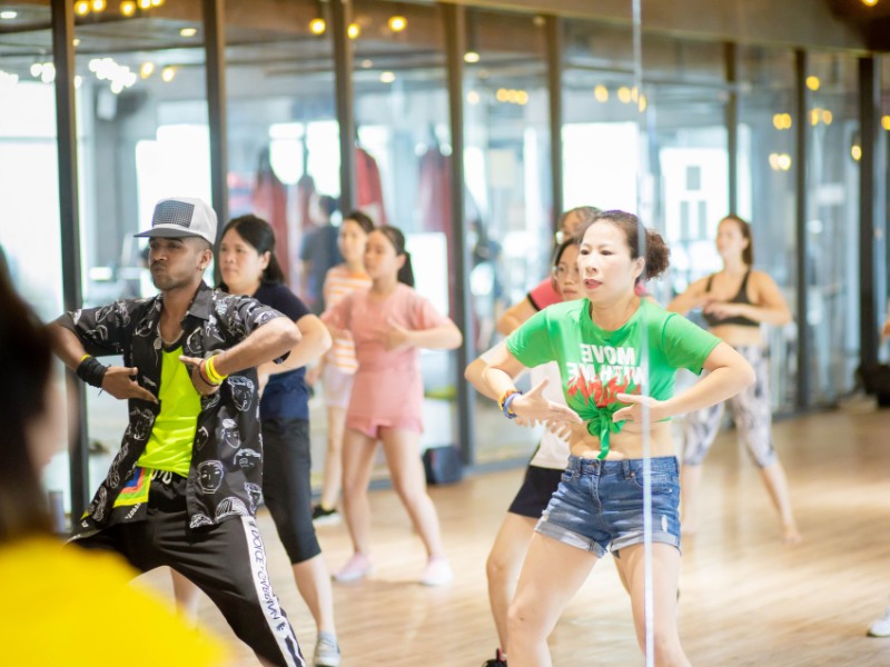 Học viên và HLV đang thực hiện bài nhảy Zumba tại Kickfit Sports Nguyễn Xiển
