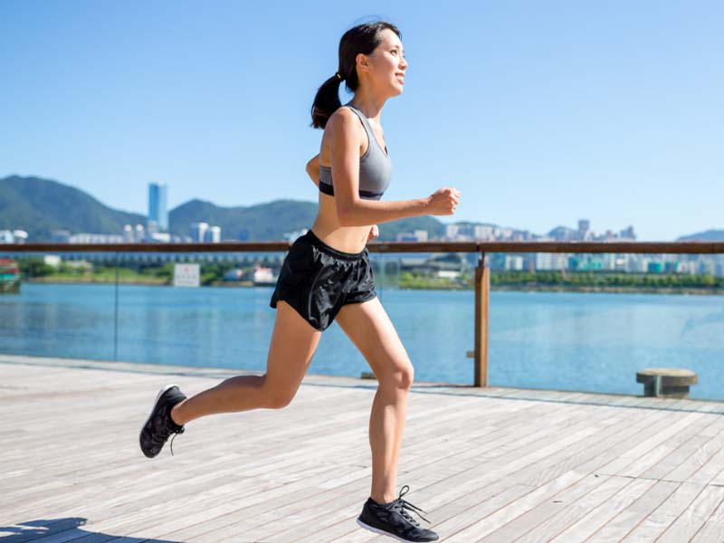 Khởi động kỹ trước khi chạy giúp làm nóng cơ thể, giảm nguy cơ chấn thương