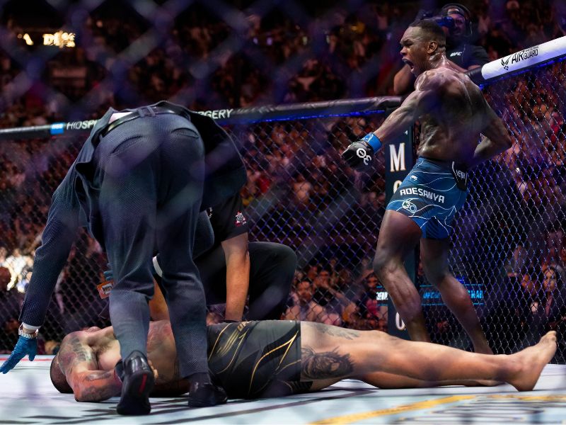 Israel Adesanya hạ gục Alex Pereira tại UFC 287 tháng 4 năm 2023