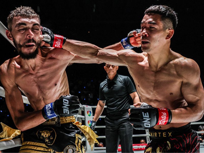 Kompet Fairtex đã dồn ép Daren Rolland suốt 3 hiệp đấu