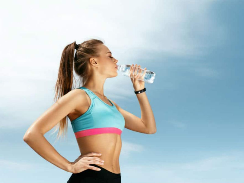 Uống nước thường xuyên giúp bạn cung cấp đủ nước cho cơ thể