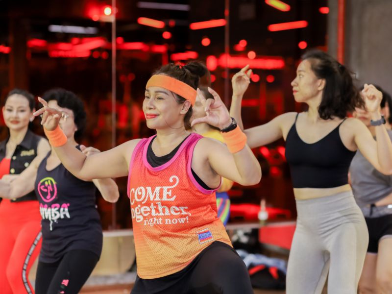 Lớp tập nhảy Zumba giảm mỡ bụng tại Kickfit Sports phù hợp với mọi người