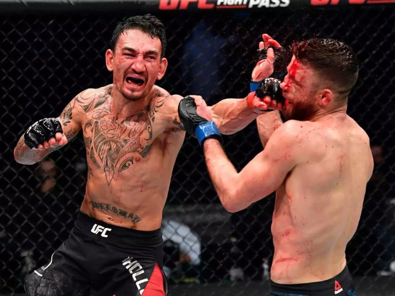 Max Holloway là võ sĩ có kỷ lục về thực hiện nhiều cú Strikes Landed nhất UFC