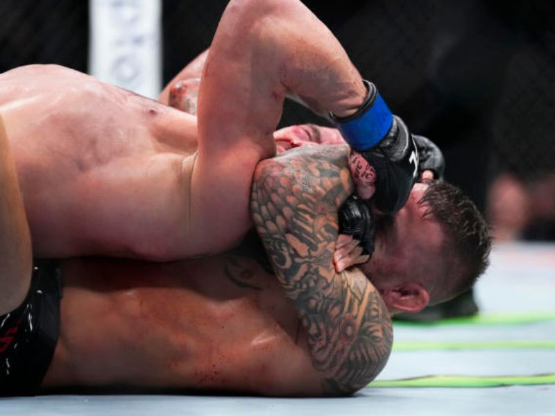 Michael Chandler bị Dustin Poirier hạ gục bằng 1 đòn siết cổ