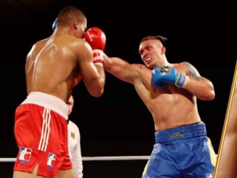 Oleksandr Usyk bắt đầu chơi Boxing chuyên nghiệp vào năm 2013