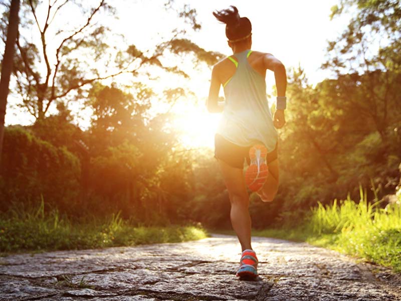 Tác dụng của chạy bộ sáng giúp bạn hít thở được không khí trong lành