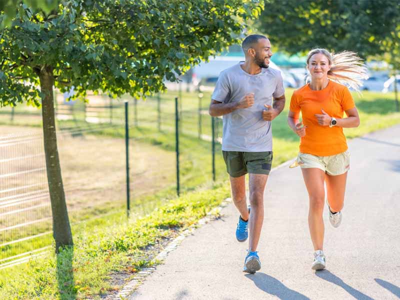 Chạy bộ còn có tác dụng giúp bạn giảm thiểu các nguy cơ về tim mạch