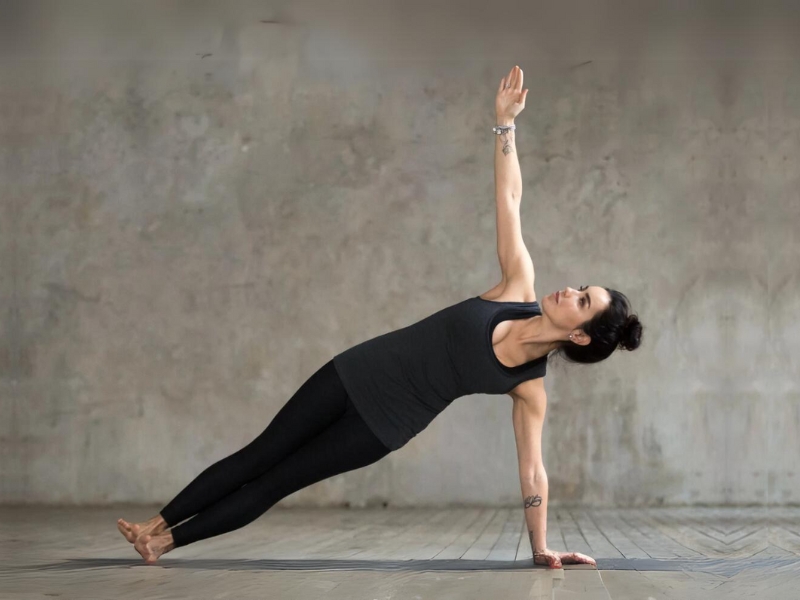 Tập Yoga giảm mỡ bụng cùng tư thế Plank nghiêng