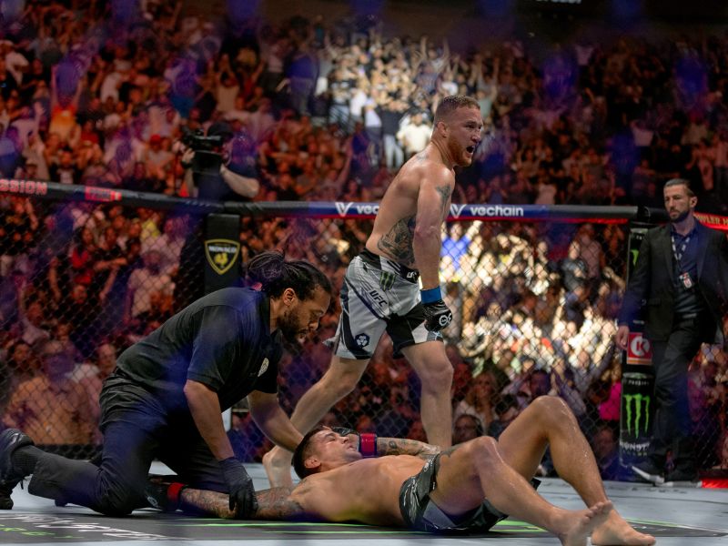Justin Gaethje hạ gục Dustin Poirier tại UFC 291 tháng 7 năm 2023