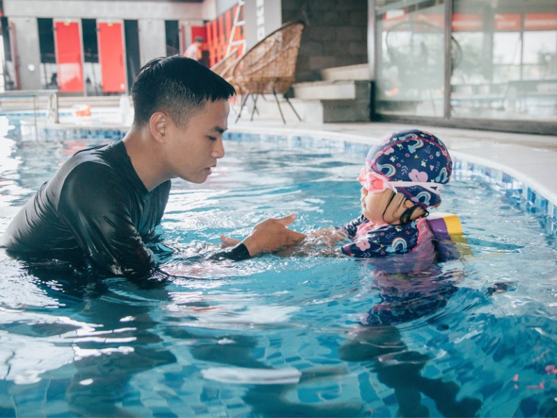 Các huấn luyện viên sẽ hỗ trợ bạn chọn phương pháp học phù hợp nhất và kiểu bơi phù hợp