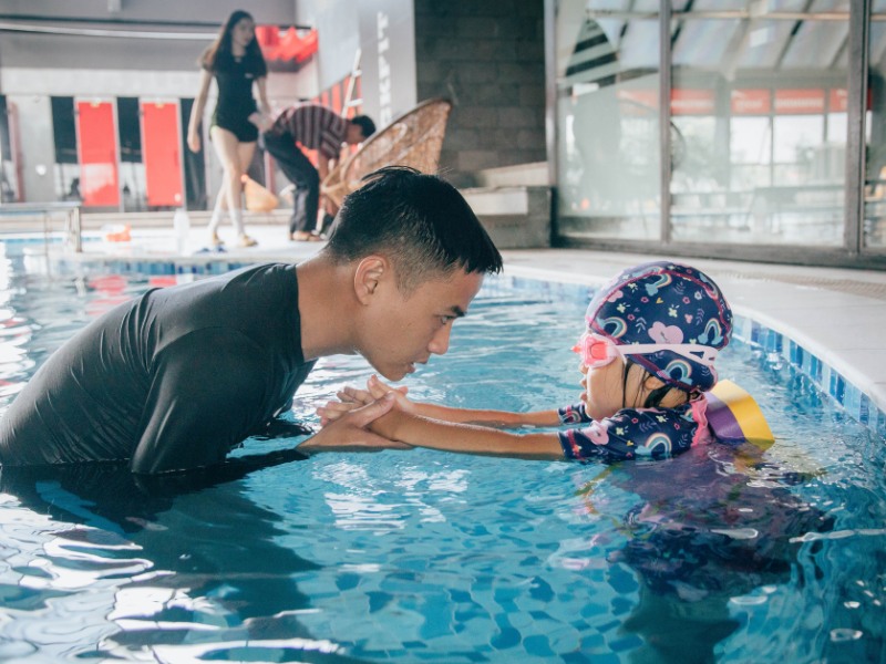 Học viện Nhi khoa Hoa Kỳ (AAP) Khuyến nghị nên cho trẻ bắt đầu học bơi từ 5 tuổi trở lên