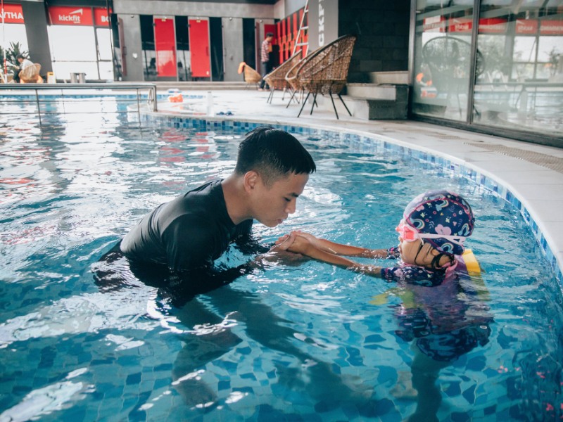 Thời gian trung bình để trẻ trở thành người bơi thành thạo là khoảng 3-5 tháng