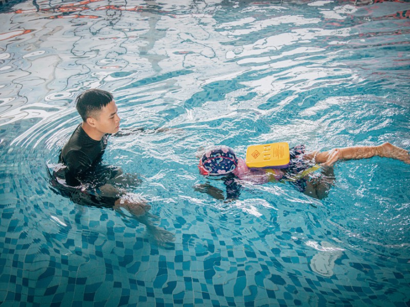 Từ 5-6 tuổi trẻ có khả năng học các kỹ năng bơi như bơi chó chìm đầu trong nước