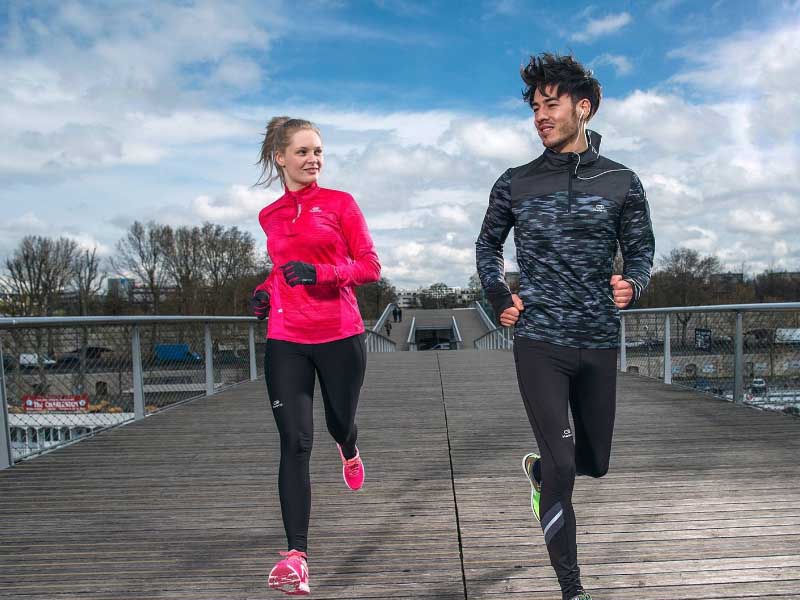 Uống đủ nước là một trong những nguyên tắc chạy bộ đúng cách để tăng thể lực