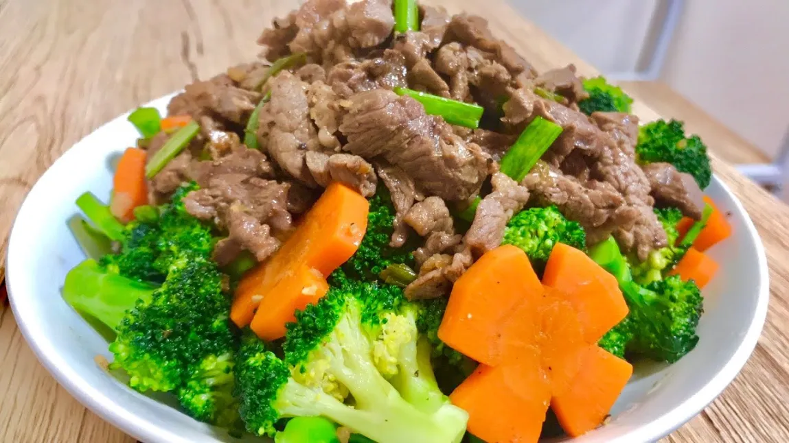 Cơm gạo lứt ăn cùng thịt bò xào bông cải