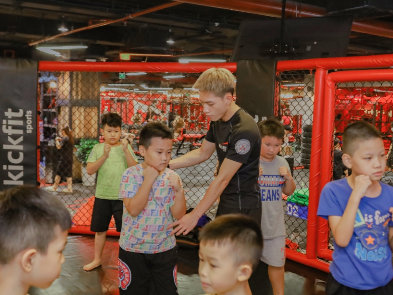 HLV hướng dẫn các bạn trẻ tại lớp học võ thuật cho trẻ em ở Thanh Xuân