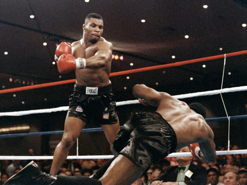 Lực đấm của Mike Tyson tạo nên thương hiệu tay đấm thép với những màn K.O ấn tượng