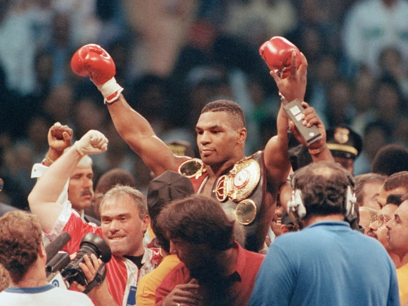 Mike Tyson trở thành nhà vô địch hạng nặng quyền Anh khi mới 20 tuổi vào năm 1986
