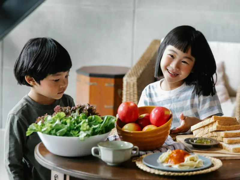 Chế độ dinh dưỡng cho trẻ gồm những nhóm thực phẩm gì?