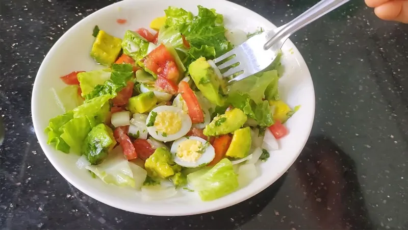 salad bơ trứng giảm cân