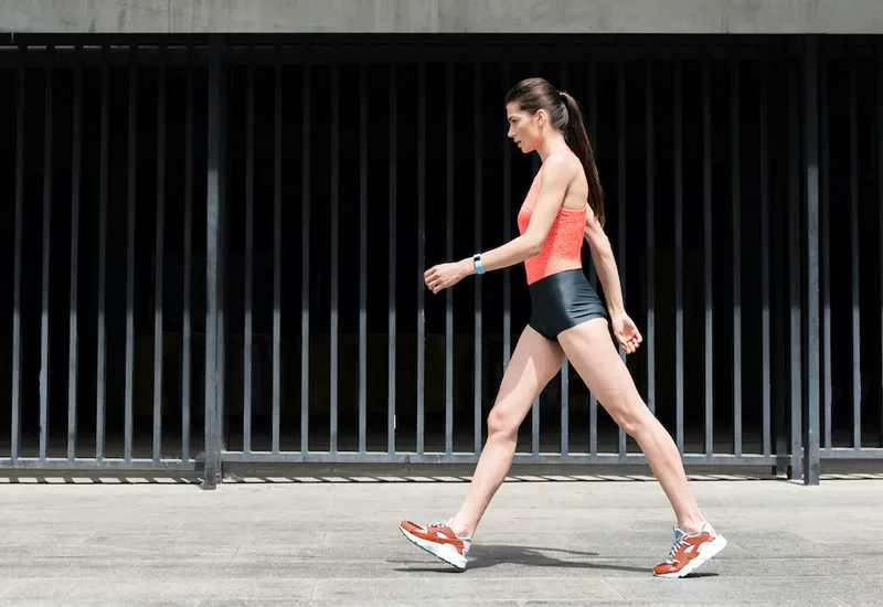 Đi bộ có to chân không