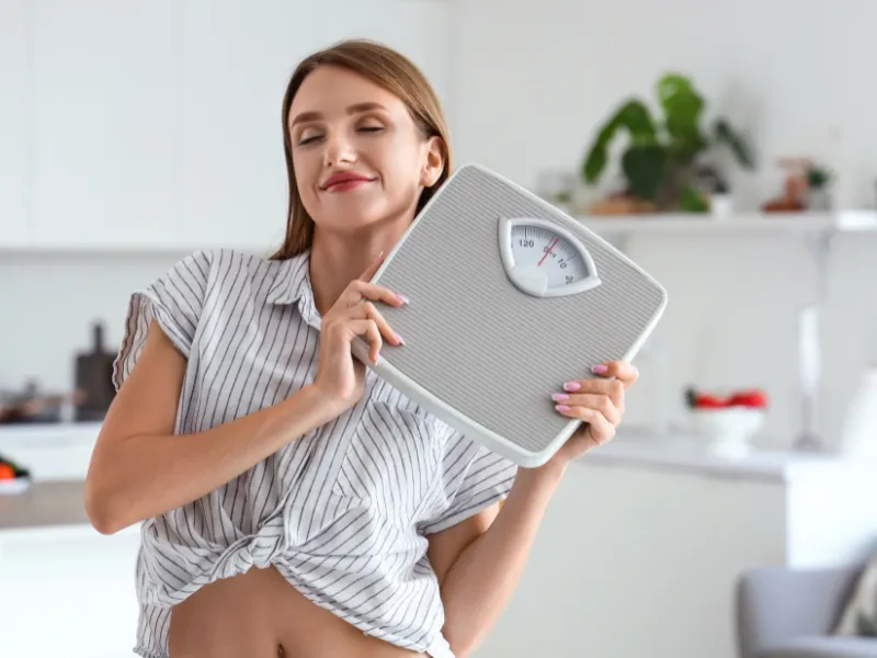 Việc đi bộ không chỉ giúp giảm cân mà còn tăng cường cơ bắp và sức bền, giúp duy trì một vóc dáng thon gọn và khỏe mạnh.