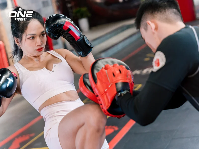Học viên thực hành các chuỗi combo kỹ thuật Kickfit phối hợp cùng huấn luyện viên
