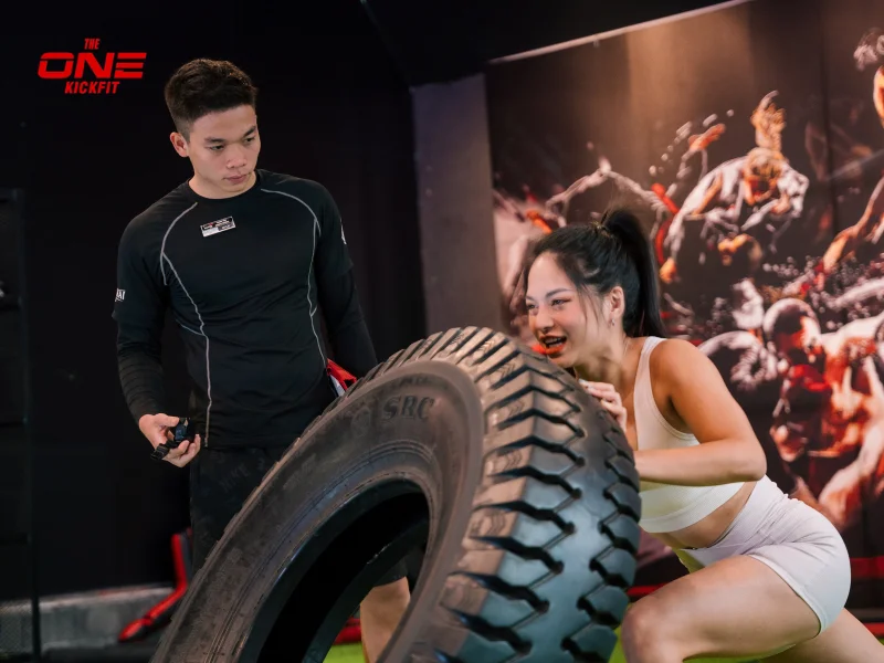Học viên thực hiện bài tập HIIT cường độ cao để kiểm tra sức bền và thể lực