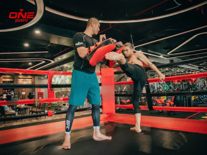 Hội viên The One Kickfit tung cú đá thực chiến đầy uy lực vào Pad