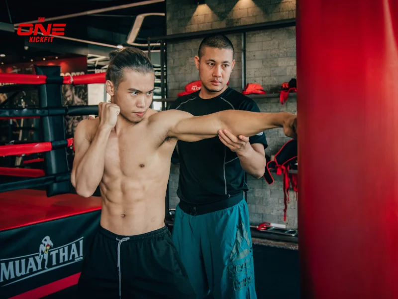 Hội viên được HLV The One Kickfit kèm sát, nắn chỉnh kỹ thuật đấm Kickboxing thực chiến