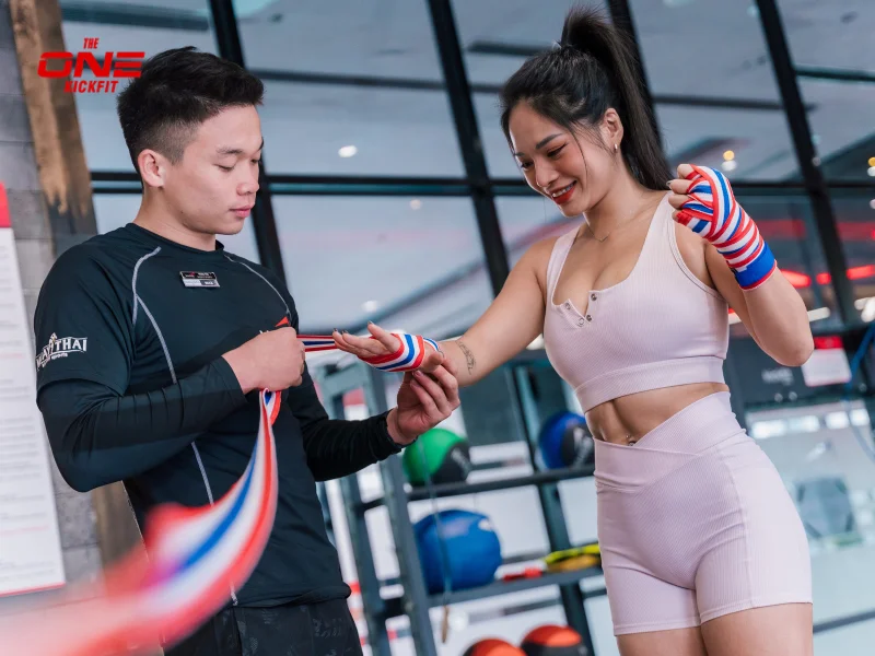 Huấn luyện viên chuyên nghiệp hướng dẫn học viên tập Kickfit tại The One Kickfit
