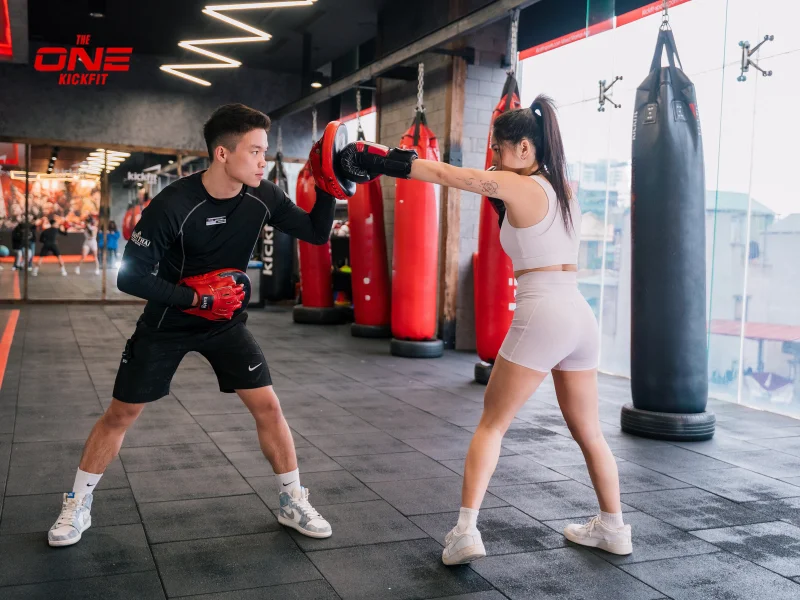 Tập luyện bộ pháp di chuyển và các tư thế phòng thủ thực chiến trong võ thuật