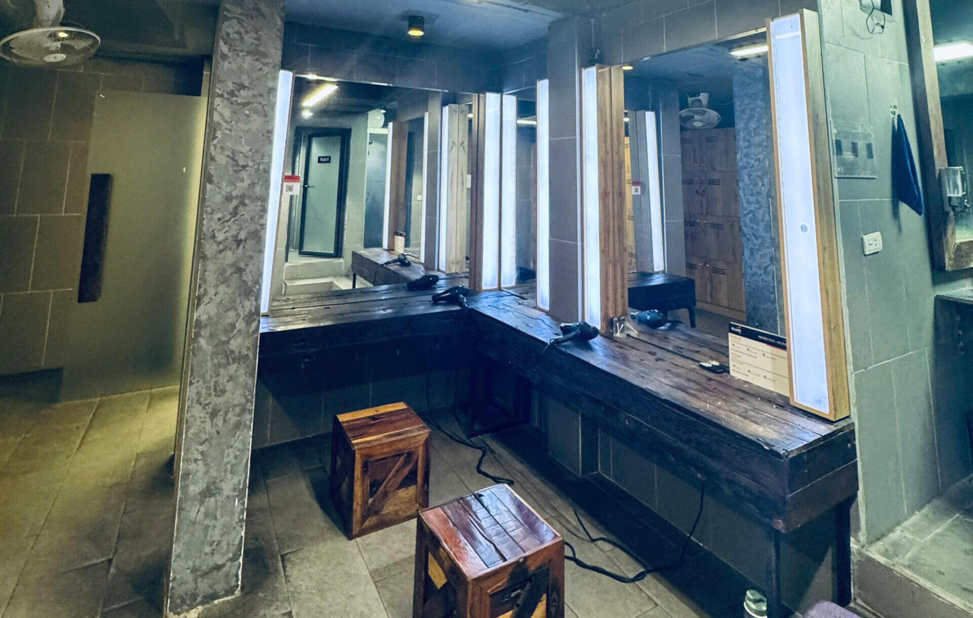 Khu vực thay đồ The One Kickfit